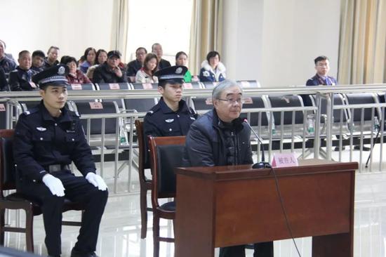 被告人周方出庭受审.JPG 被告人周方出庭受审