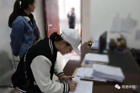 图为当事人双方在询问笔录上签字