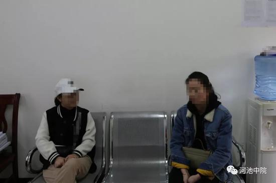 图为申请执行人唐某(右一)、被执行人兰某(左一)