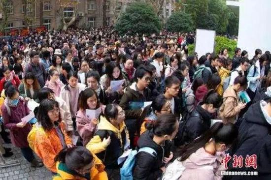 △2018年12月2日,考生在南京林业大学考点进场参加考试。