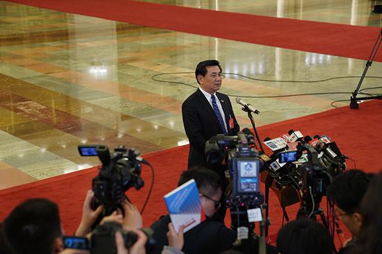 中国民航局局长冯正霖回答记者提问。