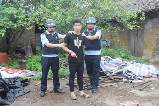 系列砸车窗盗窃案破了 灵山警方48小时抓获嫌犯