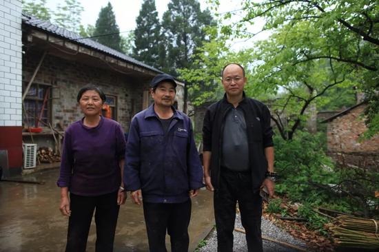 退伍军人、志愿者胡食万(图右)和宋家第三代守墓人宋玉梅夫妇。