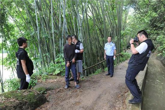嫌疑人被控制后,在警方带领下指认现场。容县公安局微信公众号
