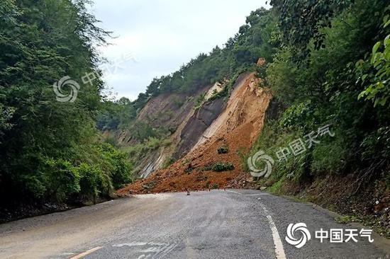 武鸣区两江镇雷江村韦周屯路段边坡发生大面积塌方