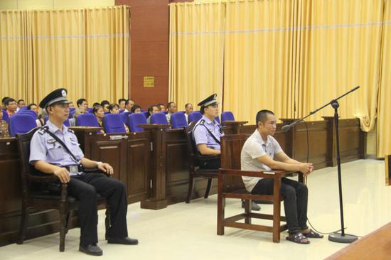 2018年7月23日,河池市中级人民法院公开审理被告人黄树生涉嫌故意杀人罪一案。河池中院供图