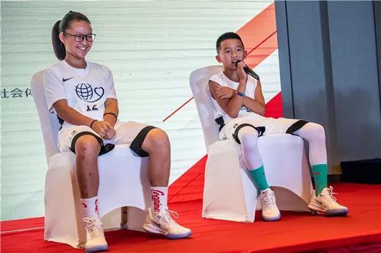 小球员田雨坤和张志豪回答记者问题.jpg