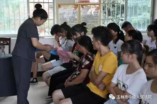 发放法治宣传资料