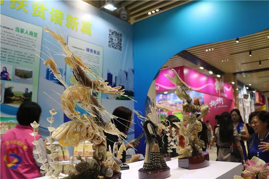 展会上展出的精美手工艺品