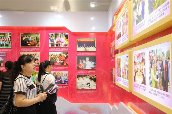 广西妇女事业发展辉煌70周年展以精美的图文展示了广西妇女事业发展的历程和取得的辉煌成就