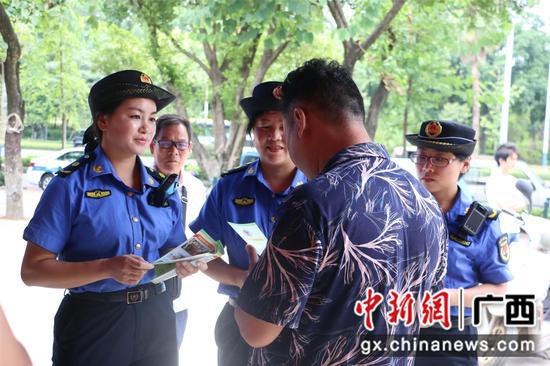 女性城管执法中