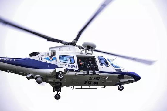 ↑曾浩(右)参与特警支队联合警航支队开展的训练。