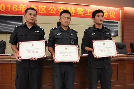 ↑2016广西公安特警实战技能比赛中,南宁特警战绩骄人,其中,梁锋(中)得获狙击枪射击项目冠军,曾浩(左)获得季军。