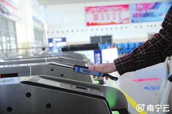 旅客使用电子客票轻松进站乘车(中国铁路南宁局集团有限公司供图)