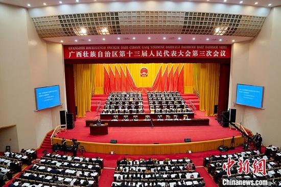 资料图:1月12日,广西壮族自治区第十三届人民代表大会第三次会议在南宁开幕。中新社记者 陈冠言 摄