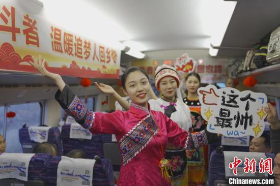 南宁客运段列车工作人员开展活动,营造温暖返乡氛围。 韦增乐 摄