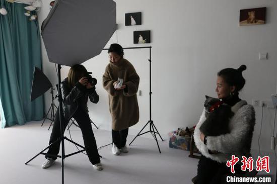 图为一民众带着宠物猫拍写真。 林馨 摄