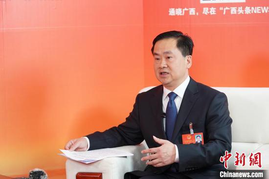 广西人大代表、桂林市市长秦春成接受中新网记者专访。 陈冠言 摄