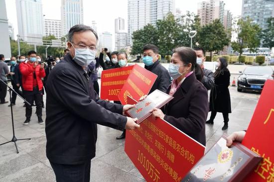 自治区政府副主席黄俊华向广西农信社颁发博爱牌匾。