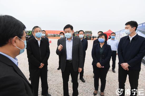 王小东考察南宁天际新能源汽车产业项目规划情况。 记者 陈麒元 摄