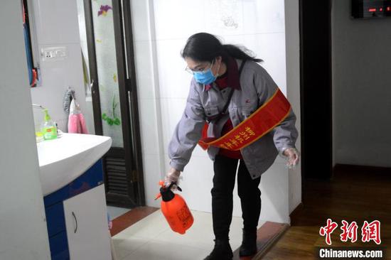 3月5日,柳州机车车辆有限公司志愿者李晶给民民家里进行清洁消杀。 孙赟飞 摄