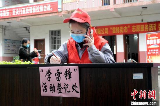 3月5日,志愿者在“雷锋街市”服务点打电话联系预约登记的职工群众。 孙赟飞 摄