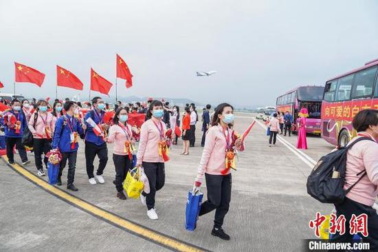 医疗队员抵达南宁。 陈冠言 摄