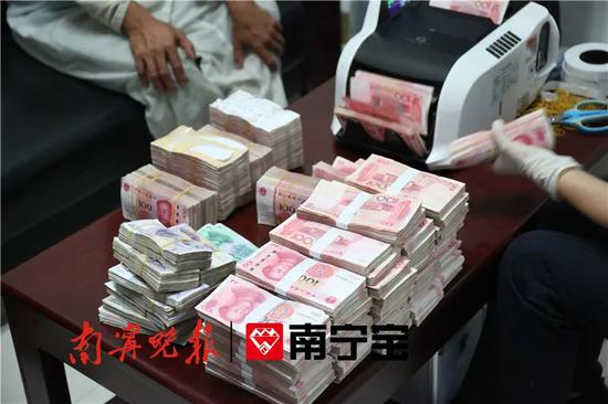 ▲清点涉案人民币