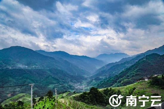 洪门寨云海和梯田的自然风光。记者 黄思宁摄