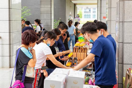展销会现场人来人往