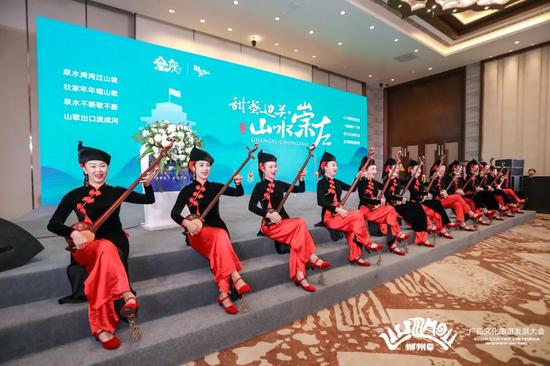 ▲崇左市竞选团在会上表演天琴弹唱。