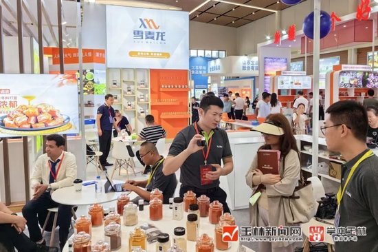 ▲在中国-东盟博览会香料展展区，观众在了解各种特色香料产品。（记者 蒋金泰 摄）