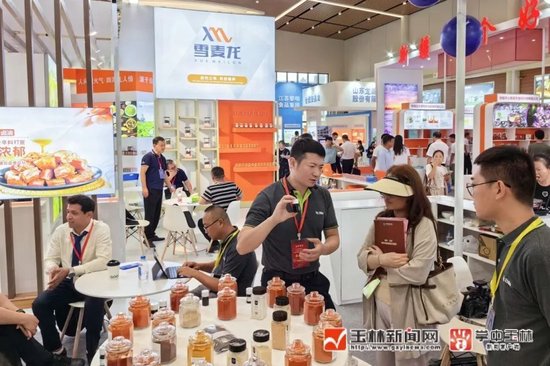 ▲在中国-东盟博览会香料展展区,观众在了解各种特色香料产品。(记者 蒋金泰 摄)