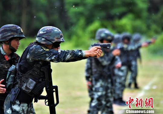 图为射击场突然下雨,特战队员在雨中进行手枪记忆指向射击。 余海洋 摄