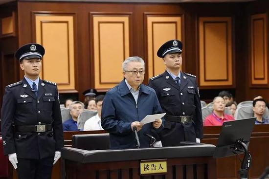 图为被告人陈旭在法庭上认罪悔罪