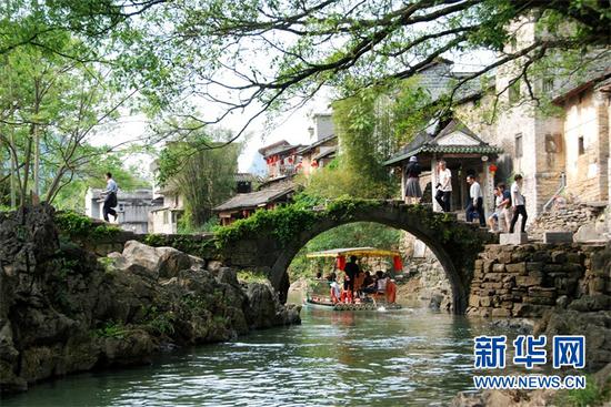 (广西贺州黄姚古镇带龙桥。新华社发 廖祖平摄)
