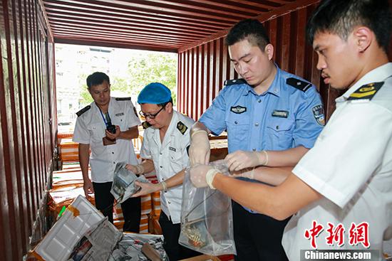 图为食药监部门抽取样品。 李晨雨 摄
