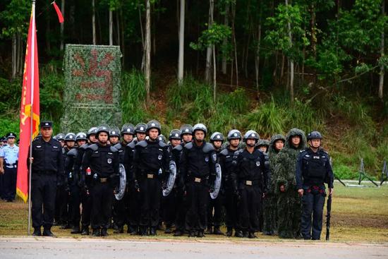 ↑曾浩(右一)在广西公安大练兵现场。