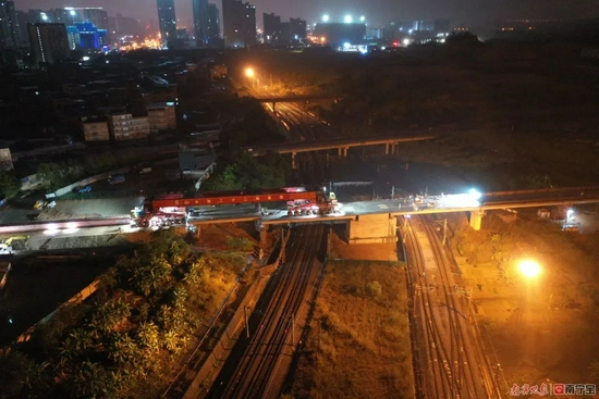 南崇铁路最后一片梁架设 通讯员 韦建松 摄
