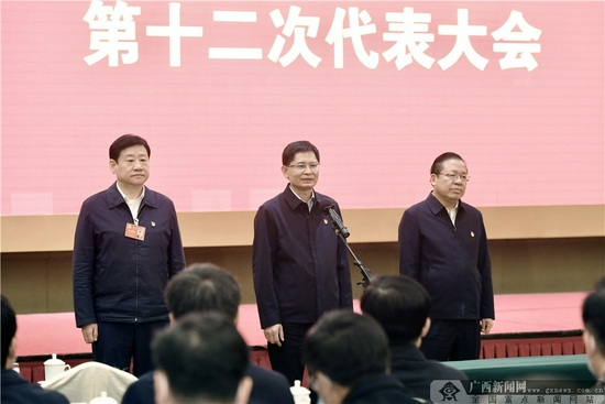 刘宁蓝天立刘小明范晓莉等看望自治区第十二次党代会代表