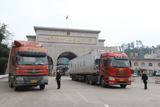  图为友谊关站执勤二队民警监护出入境货车。陈荣佳摄影