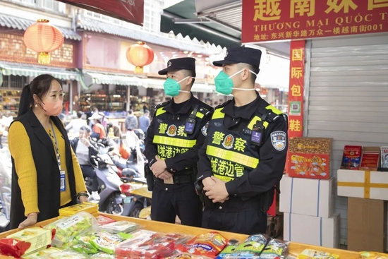 图为防城港支队东兴大队民警走访国门景区商户。黄天福 摄