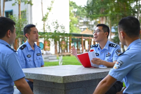 图为黄日与青年移民管理警察谈心交流。