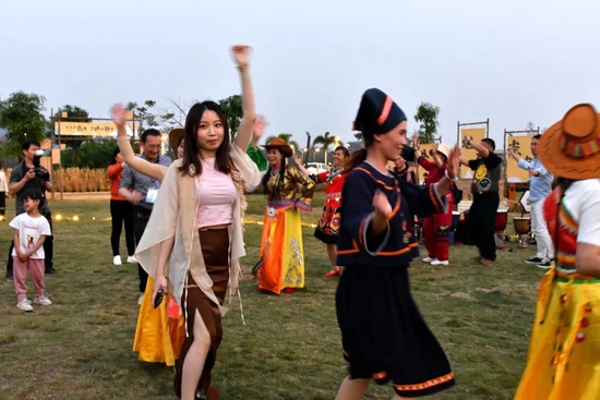 网络达人与村民一起载歌载舞。本报记者 梁文君 摄