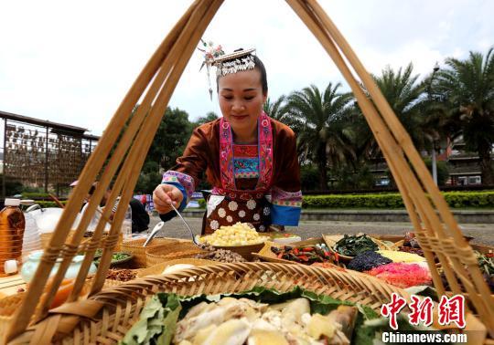 一名女正在准备油茶。 吴练勋 摄