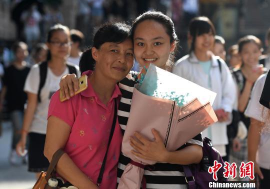 6月8日,广西南宁一高考考生考试结束与母亲合影留念。 俞靖 摄