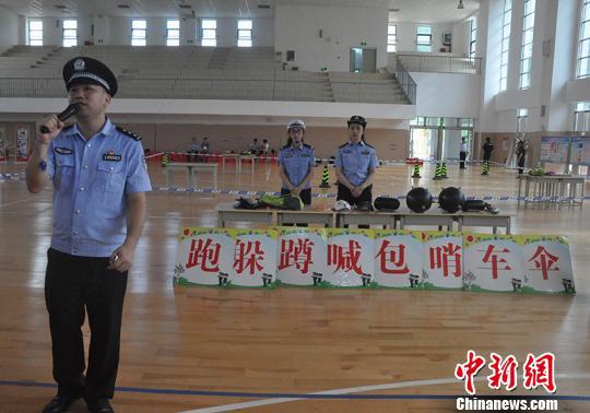图为警察教官介绍游戏注意事项 林浩 摄
