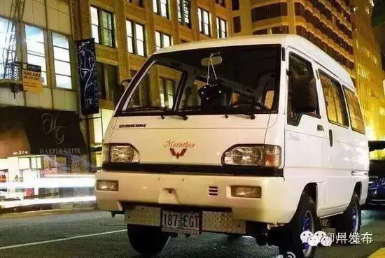 网友在美国抓拍到的一辆五菱老车