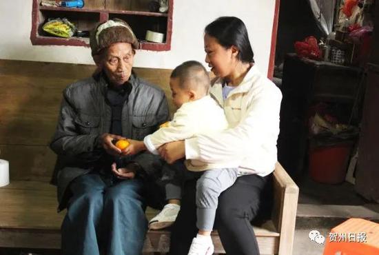 贺州:侄孙媳妇把百岁的叔公当亲爷爷来“善”养