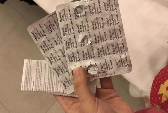 ▲一名闲鱼卖家向记者展示瑞士诺华生产的利他林.受访者供图